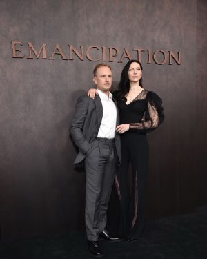 Laura Prepon Instagram - At the world premiere for #Emancipation, in theaters now & streaming on @appletvplus Dec 9. Congratulations to my husband, Ben, @antoinefuqua, @willsmith, & @charmainebingwa for their beautiful and harrowing work in this important and inspiring film.