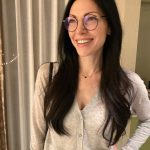 Laura Prepon Instagram - A lil’ business casual #workingmama moment💁🏻‍♀️