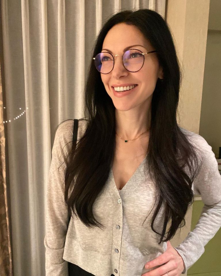 Laura Prepon Instagram - A lil’ business casual #workingmama moment💁🏻‍♀️