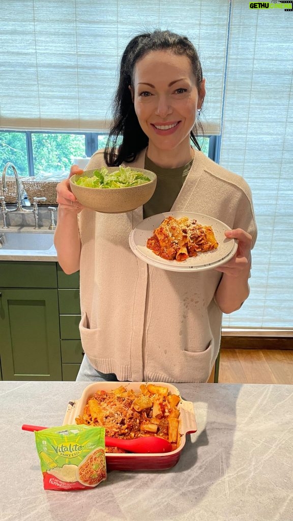 Laura Prepon Instagram - Join me as we make delicious meals with @vitaliteusa plant-based cheeses! #VitalitePartner It’s a delicious, melty addition to so many different recipes, no matter your dietary preferences: A Mediterranean scramble for breakfast, double-stuffed sweet potatoes and veggie chili for lunch, and Caesar salad and baked rigatoni pasta for dinner! Find these recipes and more at Vitalite.com
