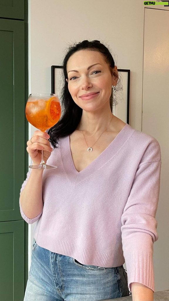 Laura Prepon Instagram - You all know I love a spritz! Hang out with me as I make a fall version🍹 Cheers! #GetYourPrepOn #PrepOn