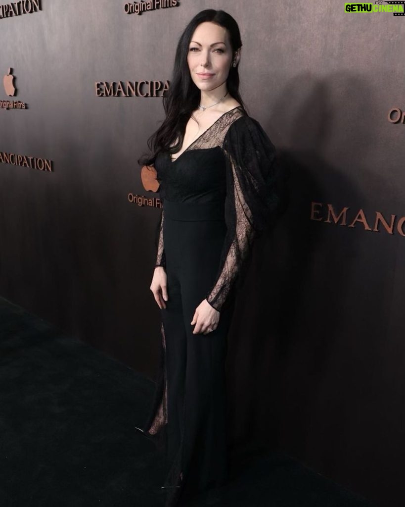 Laura Prepon Instagram - At the world premiere for #Emancipation, in theaters now & streaming on @appletvplus Dec 9. Congratulations to my husband, Ben, @antoinefuqua, @willsmith, & @charmainebingwa for their beautiful and harrowing work in this important and inspiring film.