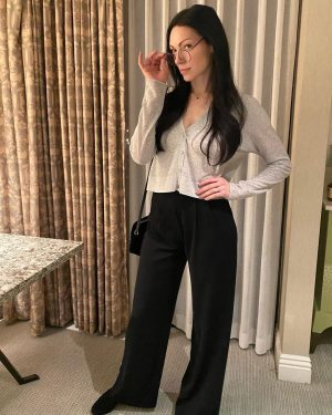 Laura Prepon Instagram - A lil’ business casual #workingmama moment💁🏻‍♀️
