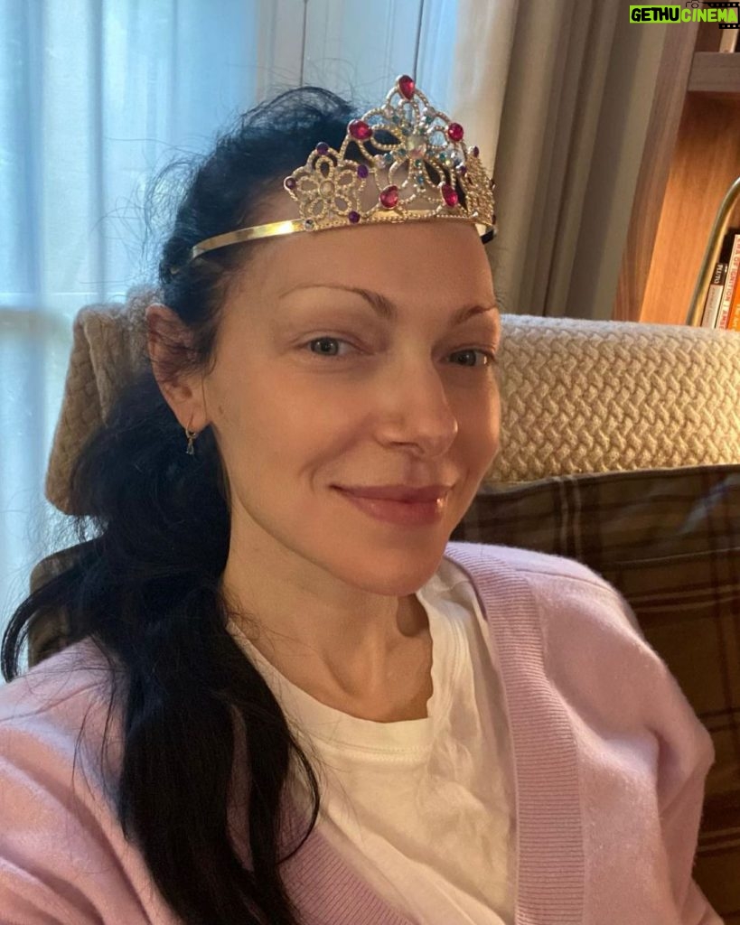 Laura Prepon Instagram - My daughter crowned me Mommy of NYC🗽👑 Best award yet💞