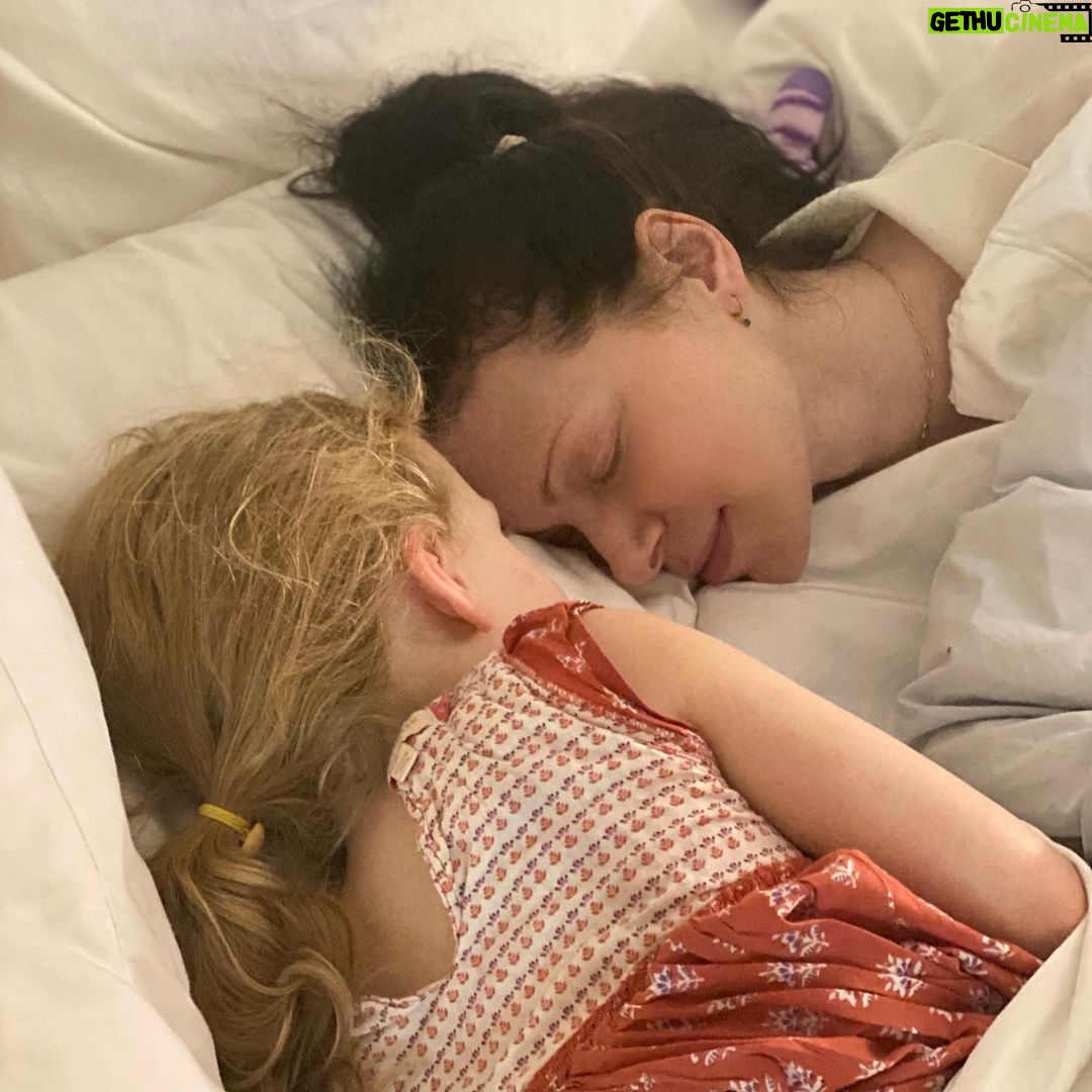 Laura Prepon Instagram - Sleeping in with my πΌπΌπ Gotta love the weekend.