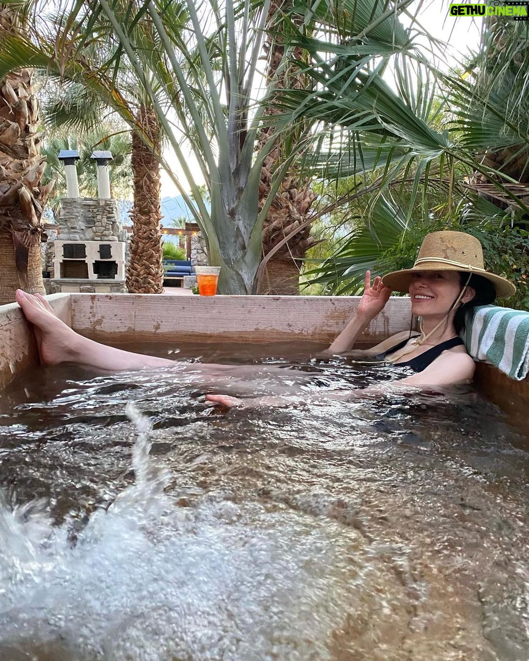 Laura Prepon Instagram - Including a moment of #selfcare in our family time.🌴💫