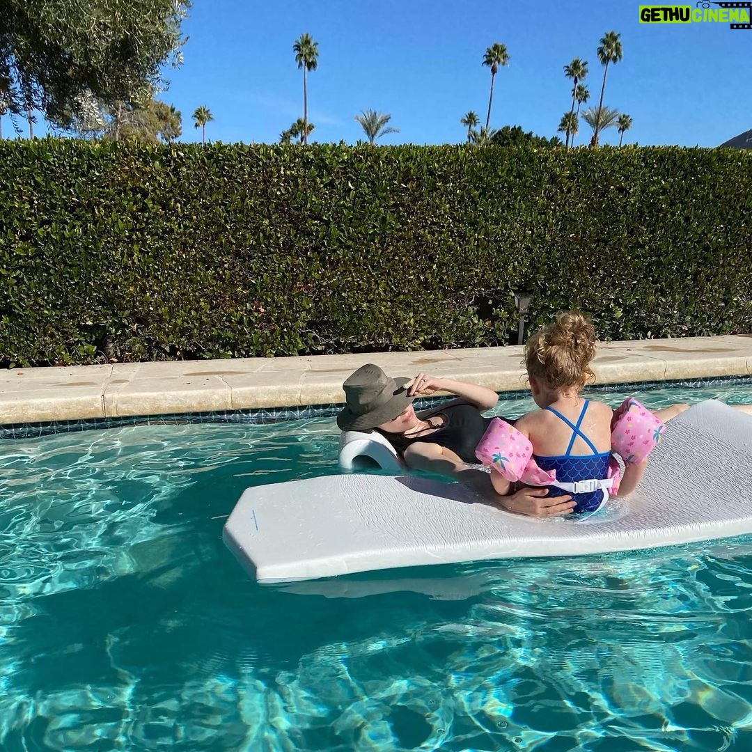 Laura Prepon Instagram - Taking a small break to be with the fam! Back in a bit with more videos for you! Wishing us all a healthy and happy summer 😎