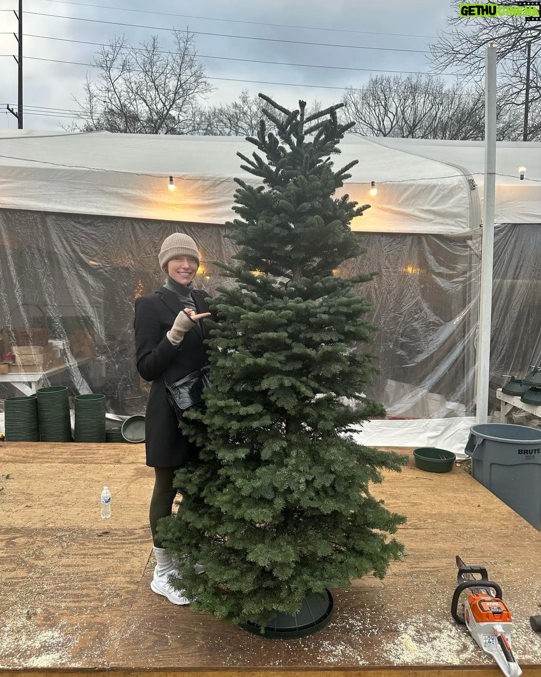 Laura Prepon Instagram - Let the festivities begin!🎄 Wishing you a very merry holiday💓