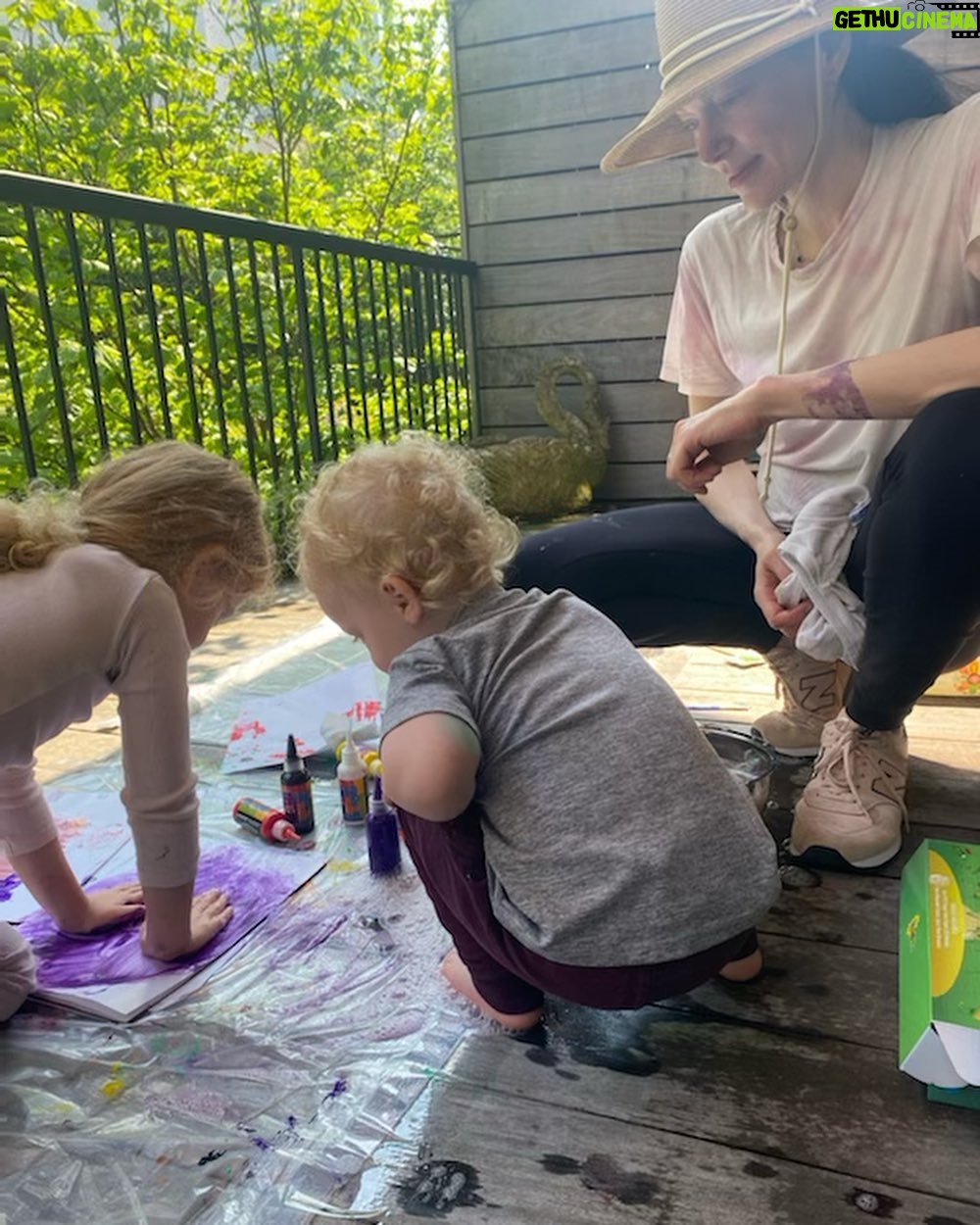 Laura Prepon Instagram - Soaking up the last days of summerđź’“Outdoor art projects!