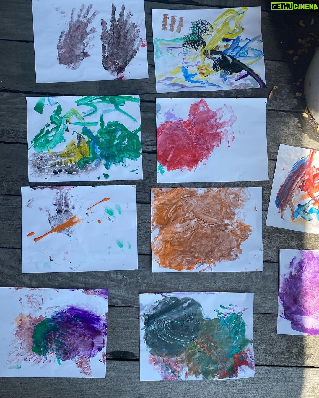 Laura Prepon Instagram - Soaking up the last days of summer💓Outdoor art projects!