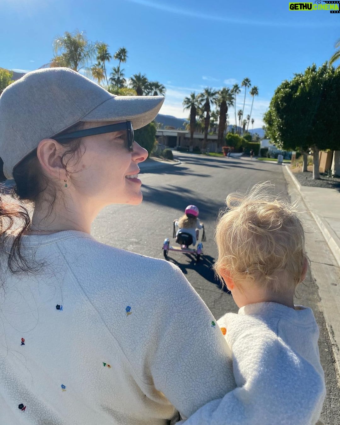 Laura Prepon Instagram - Taking some extra family time at the start of the year—no video this week but will be back soon!