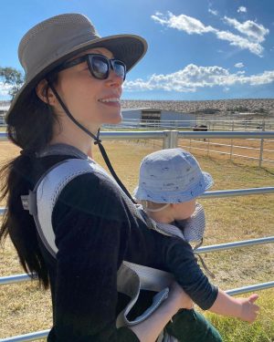Laura Prepon Instagram - On the farm with my little one. 🐴💓