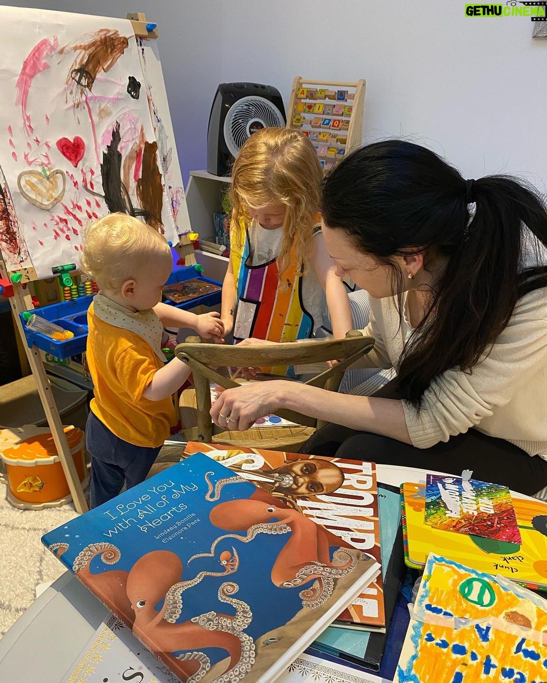 Laura Prepon Instagram - Art time with the kiddos 🎨💓