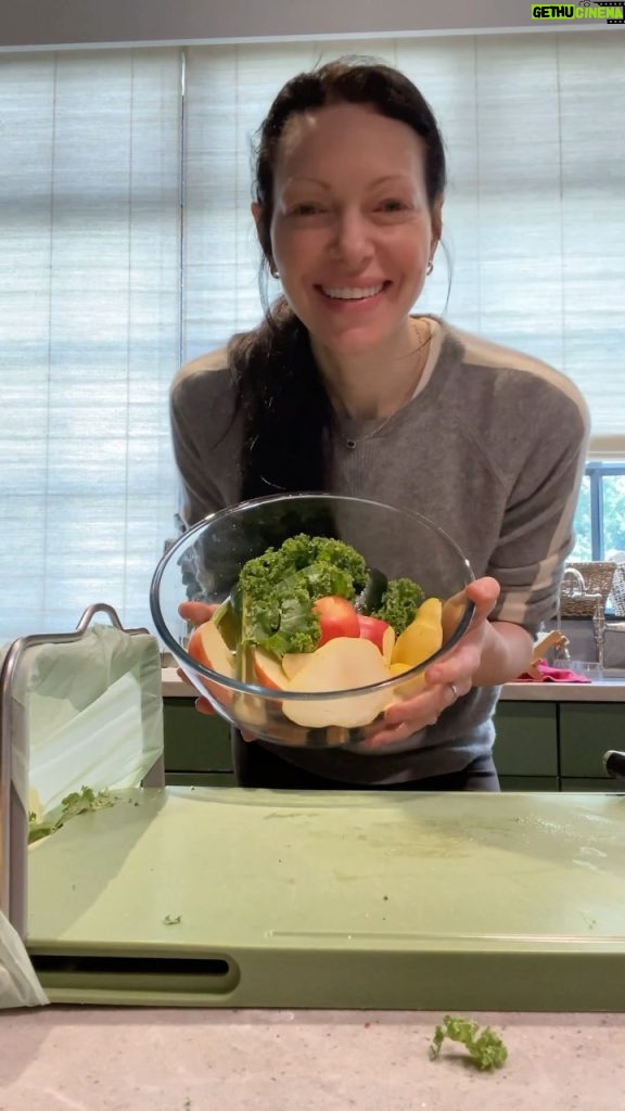 Laura Prepon Instagram - Making some yummy veggie purée for my kiddo to have ready to go in the fridge! #GetYourPrepOn #PrepOn