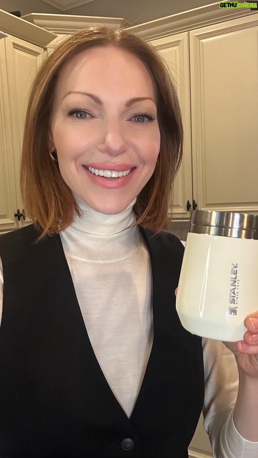 Laura Prepon Instagram - #GetYourPrepOn for the season with my holiday punch made in @stanley_brand’s Barware! Stanley has great options for holiday entertaining at home or on the road, as well as gift options for anyone on your list! Shop now at the link in my bio. #StanleyPartner #PrepOn