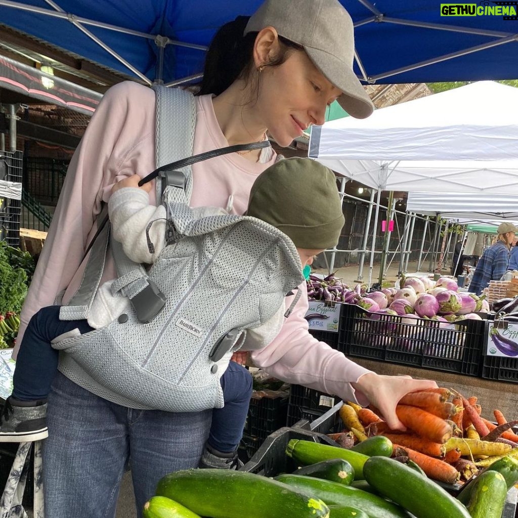 Laura Prepon Instagram - A visit to the farmers market🥕👶🥰