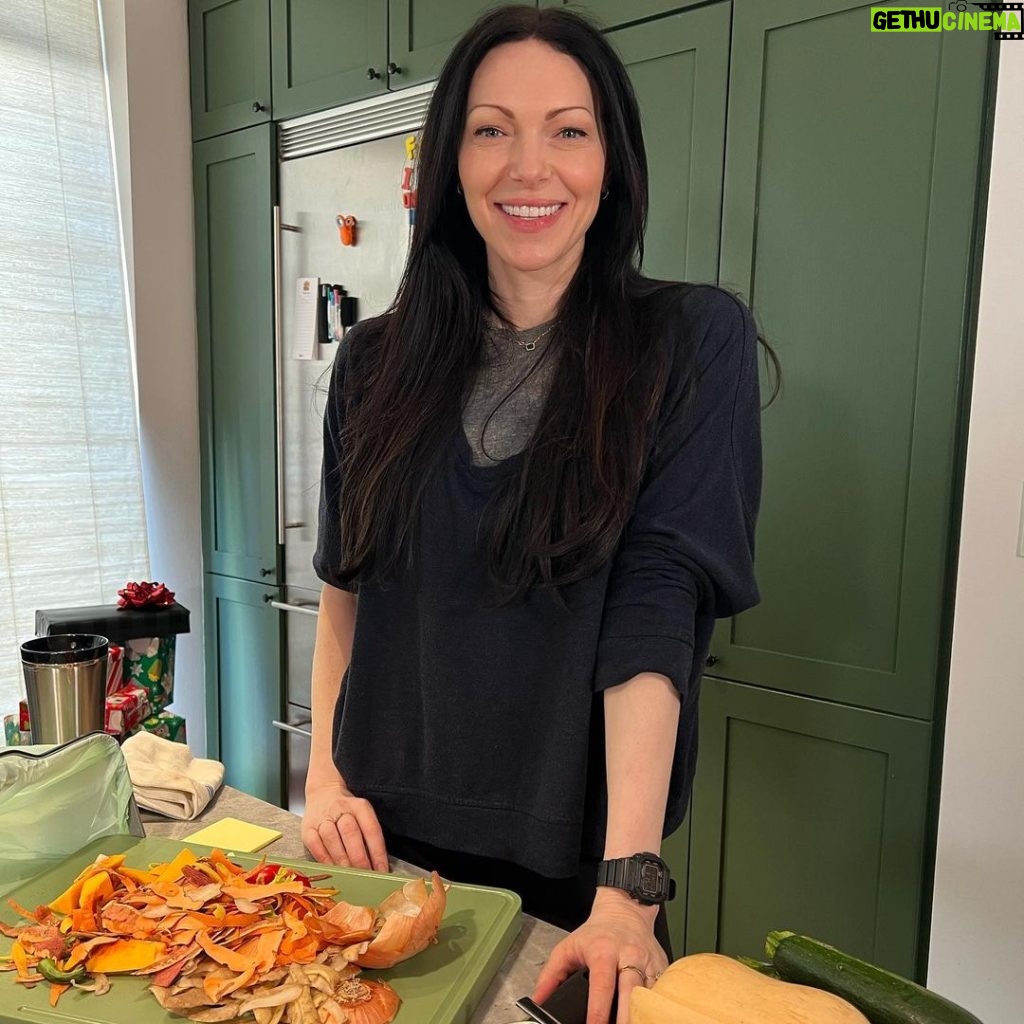 Laura Prepon Instagram - I’m about to go live on #HSN2 at 4pm EST to talk about @preponkitchen for the holidays! I’ll also be on #HSN tomorrow around 5pm EST, so make sure to tune in! You can watch live on YouTube at the link in my stories. #GetYourPrepOn #PrepOn