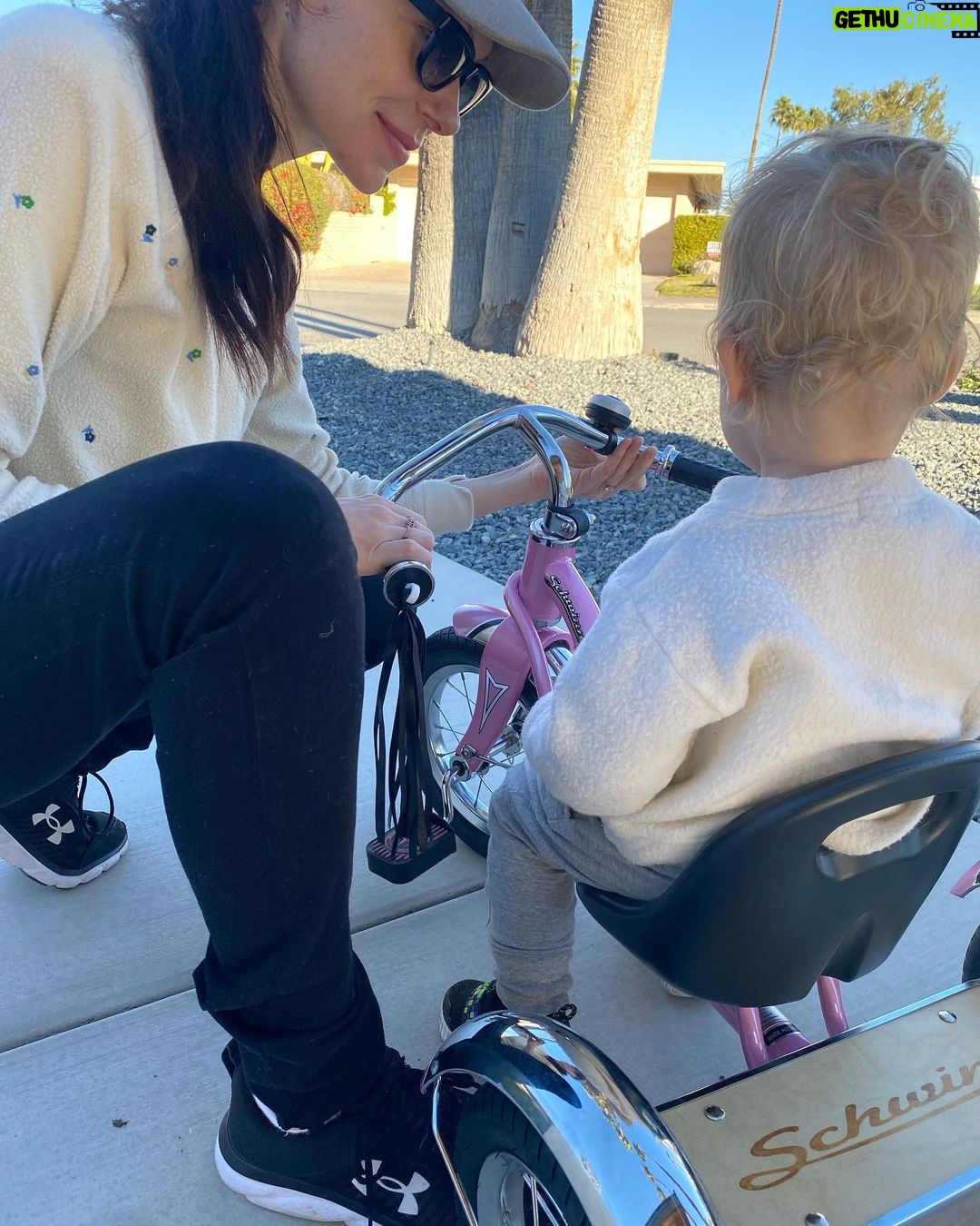 Laura Prepon Instagram - Taking some extra family time at the start of the year—no video this week but will be back soon!