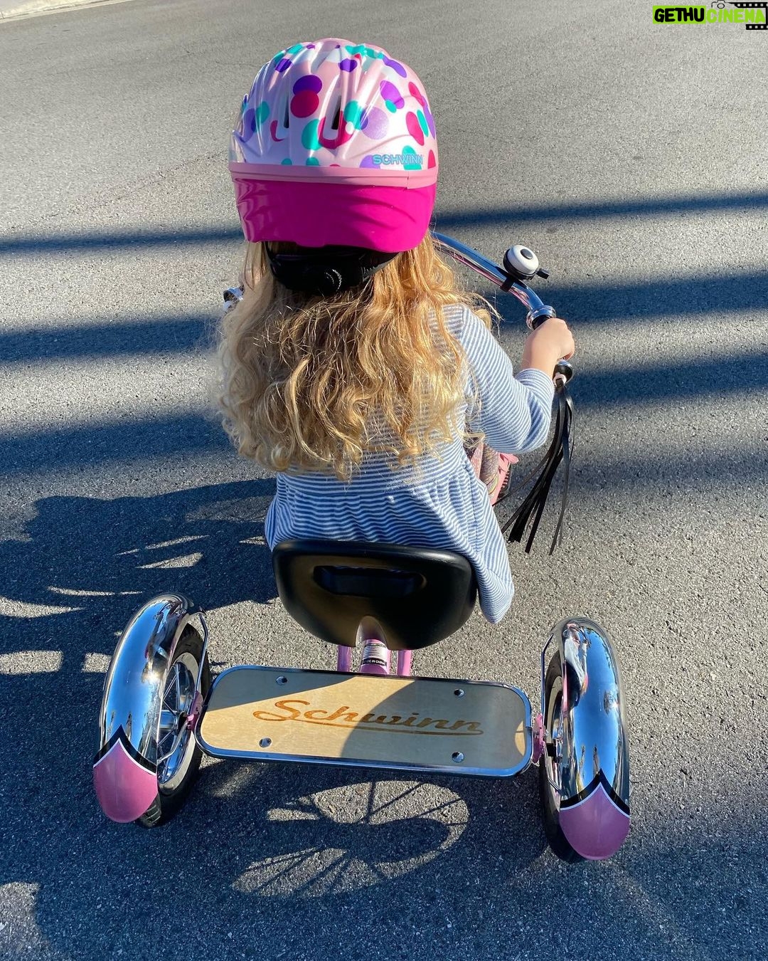 Laura Prepon Instagram - Taking some extra family time at the start of the year—no video this week but will be back soon!