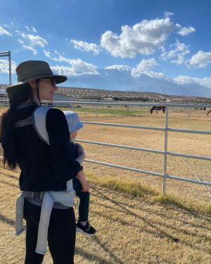Laura Prepon Instagram - On the farm with my little one. 🐴💓