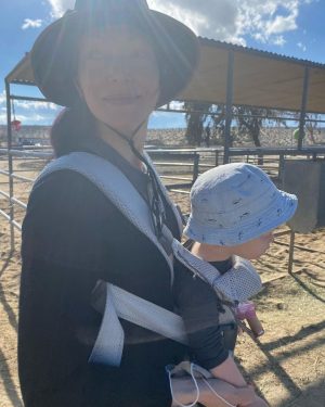 Laura Prepon Instagram - On the farm with my little one. 🐴💓