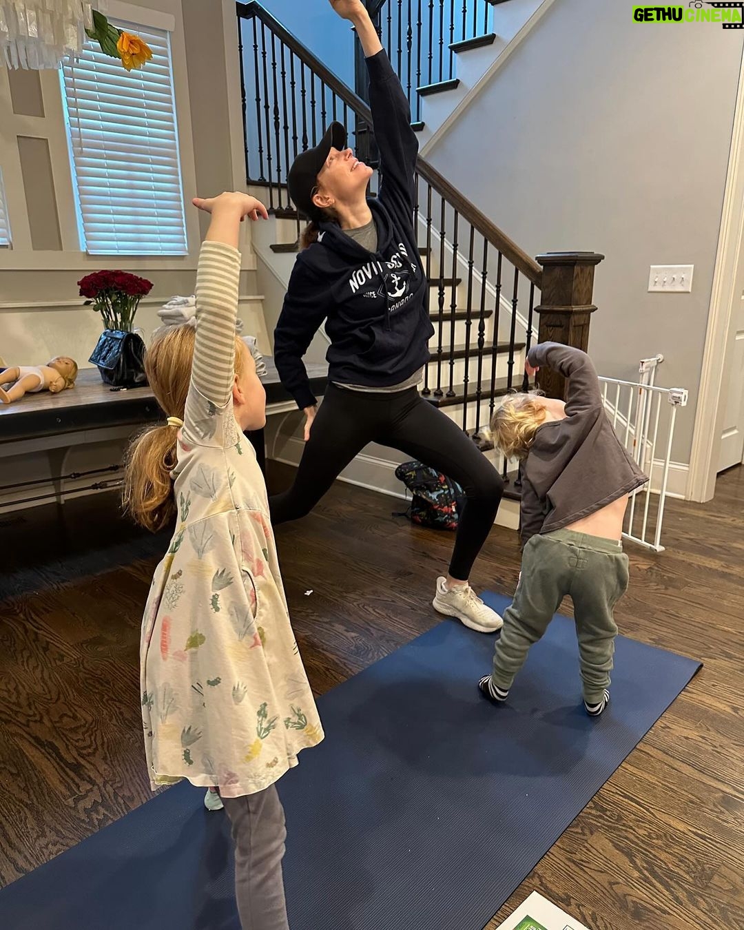 Laura Prepon Instagram - Post-Thanksgiving movement! My kiddo is a great teacher 🥰