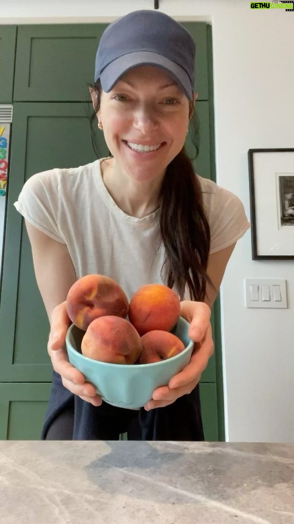 Laura Prepon Instagram - What to do with over-ripened fruit? 🤔 #GetYourPrepOn and make a cobbler with @PrepOnKitchen!