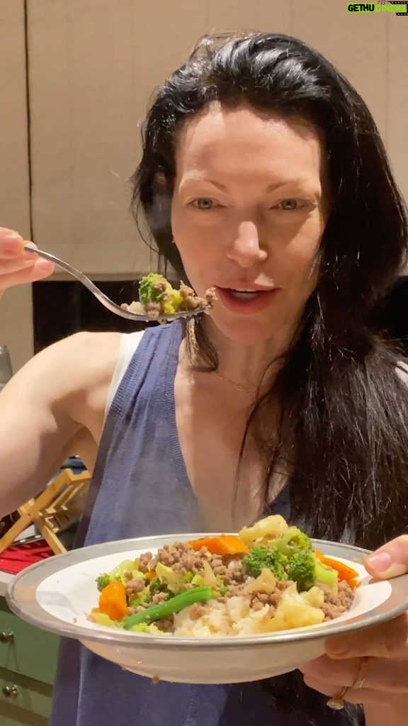 Laura Prepon Instagram - Hey guys! This week, #GetYourPrepOn with me as I make one of my go-to dinners with ground beef, veggies, and ginger. Bon appetite! #PrepOn