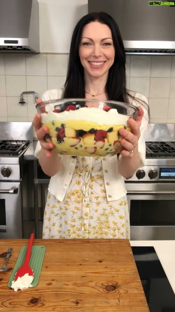 Laura Prepon Instagram - Just cuz we’re going into fall, doesn’t mean we can’t still make a berry parfait! My @preponkitchen tools & bowls help make this process easy and look great!🍓😋 #GetYourPrepOn #PrepOn