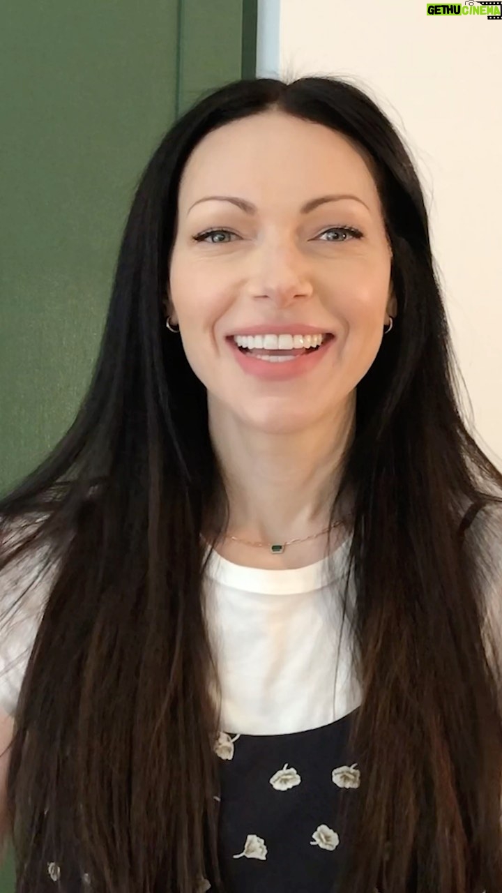 Laura Prepon Instagram - Hey guys! Happy to be back! Sometimes, I need to step up my lighting game for a TV interview, IG live, etc. This week, I share some insider tips for a basic lighting setup at home. #GetYourPrepOn #PrepOn