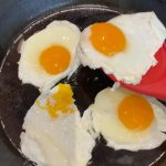 Laura Prepon Instagram - #GetYourPrepOn with some fried eggs in my @preponkitchen frypan! Making eggs in this carbon steel pan brings me back to my diner days as a Jersey kid with eggs made on a griddle 🍳 #PrepOn