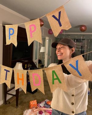 Laura Prepon Instagram - You only turn 4 once! Making my daughter’s birthday special while on the road. 🎂🎈