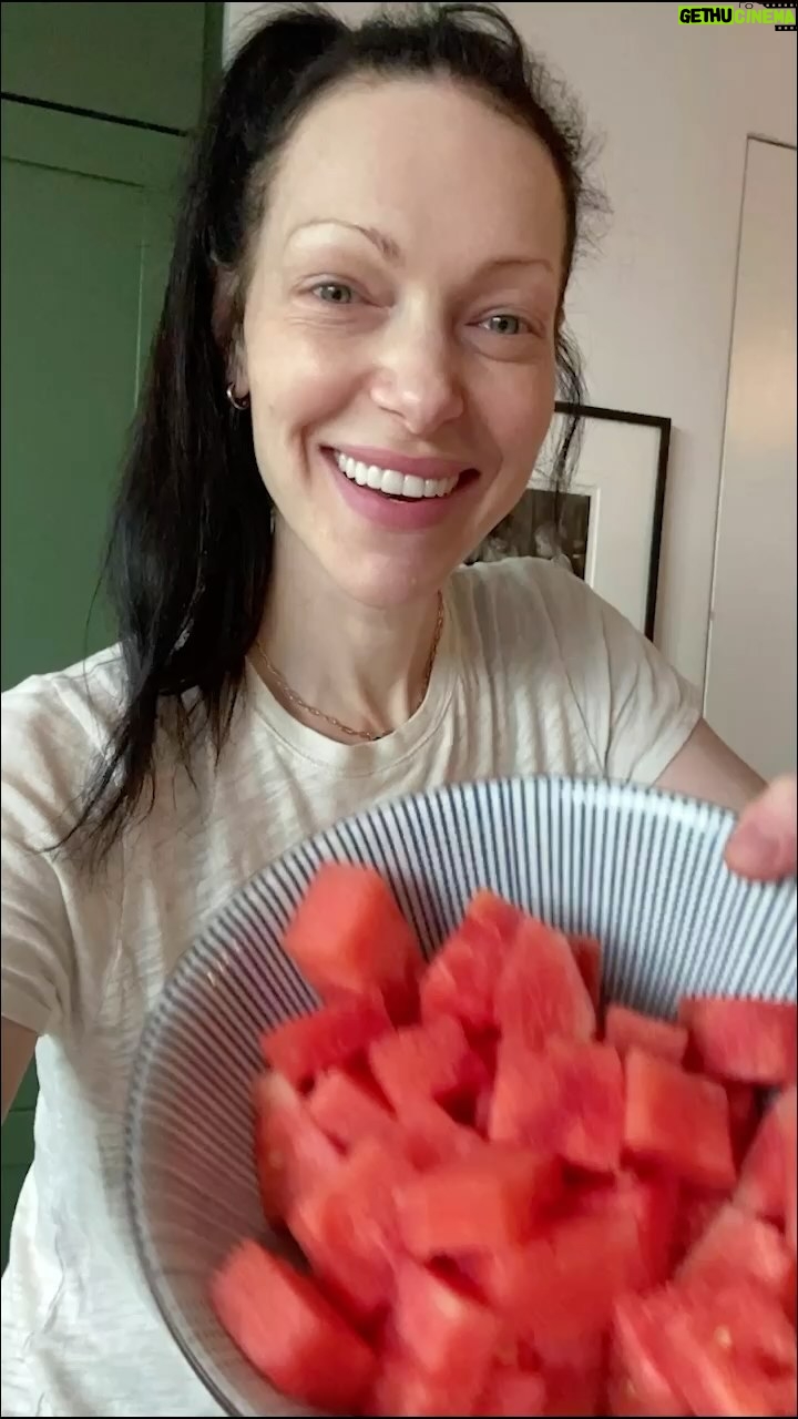 Laura Prepon Instagram - #GetYourPrepOn with some yummy summer watermelon! 🍉 Hydrating, satisfying, and good for you? Yes please! 💫 #PrepOn