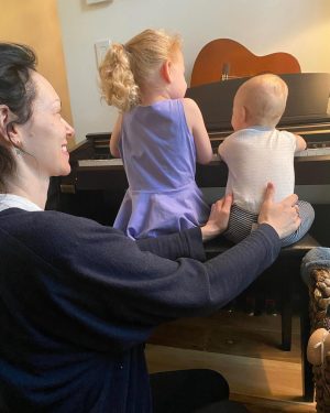 Laura Prepon Instagram - Midday jam session.🎶❤️