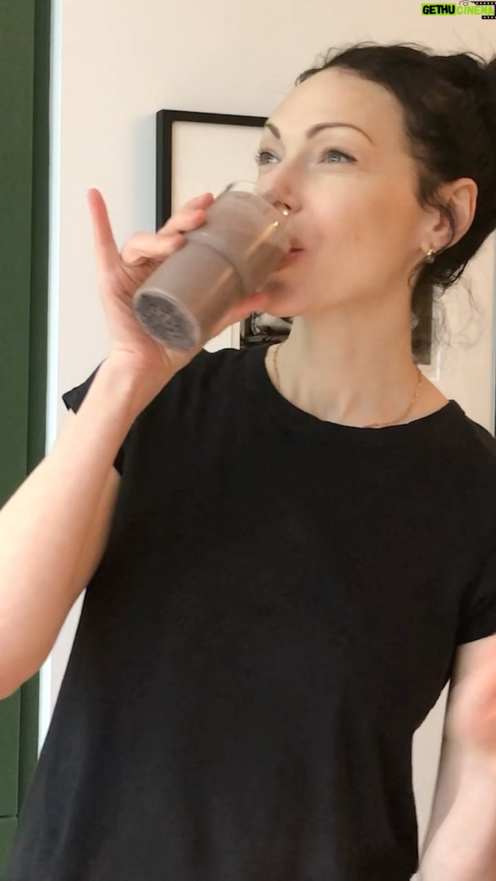 Laura Prepon Instagram - This week, #GetYourPrepOn with me as I make my go-to smoothie! Great for any time of year, but especially refreshing in the summer. Enjoy! 🌞💫 #PrepOn