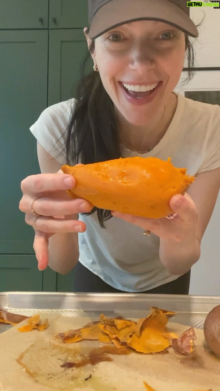 Laura Prepon Instagram - Quick #PrepOn tip for today—how to peel sweet potatoes without using a peeler! #GetYourPrepOn 💫