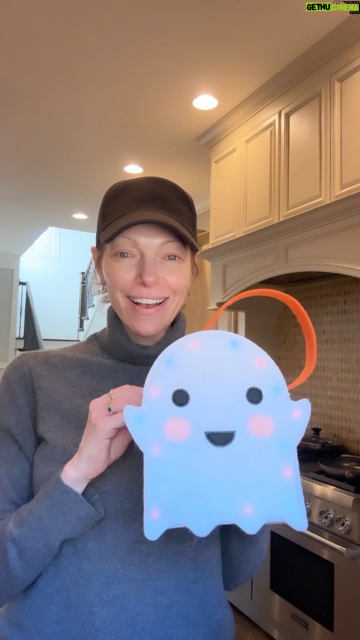 Laura Prepon Instagram - I know Halloween’s over, but there’s still SO much candy everywhere — here’s a little switcharoo I’m doing 👻 #GetYourPrepOn #PrepOn