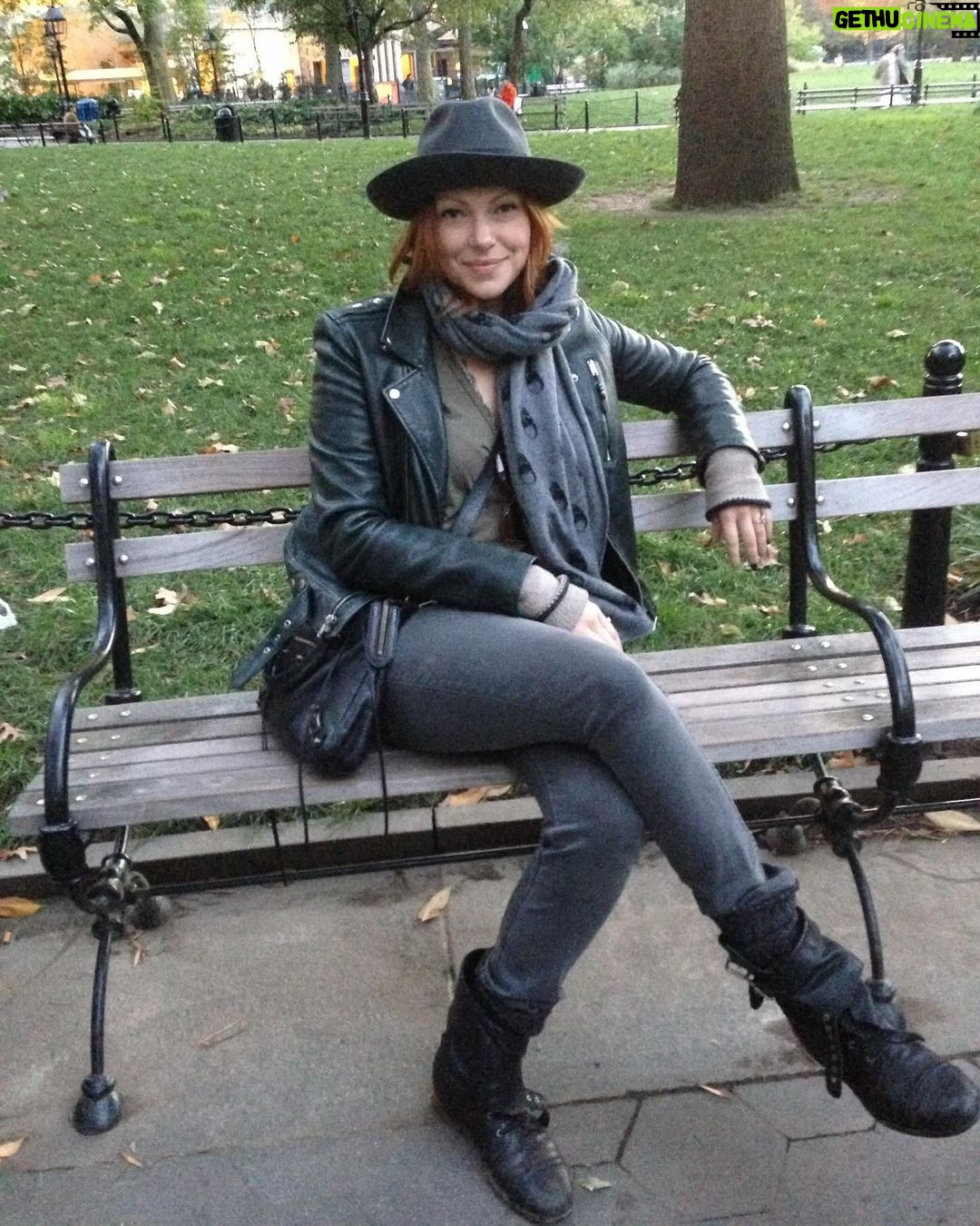 Laura Prepon Instagram - #throwback to a fall NYC moment… my favorite time of year in the city!🍁 #tbt