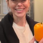 Laura Prepon Instagram - Hang out with me as I prep a quick dinner - one of my favs, stuffed peppers🫑#GetYourPrepOn #PrepOn
