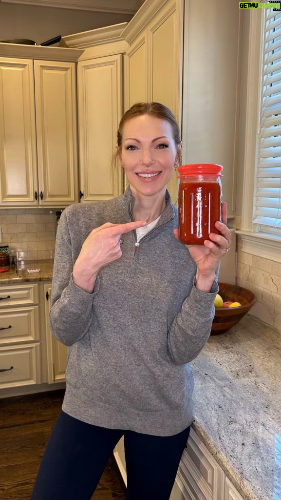Laura Prepon Instagram - #GetYourPrepOn with me by making an easy, go-to marinara sauce🍝 — and stay tuned to see how I reimagine it into yummy recipes!😋 #PrepOn