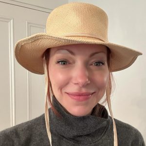 Laura Prepon Instagram - Trying to pick my Valentine’s date night look! 🙆🏻‍♀️…I’ll keep workin’ on it😆