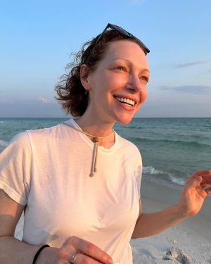 Laura Prepon Instagram - Summer beach days with the fam❤️🌊