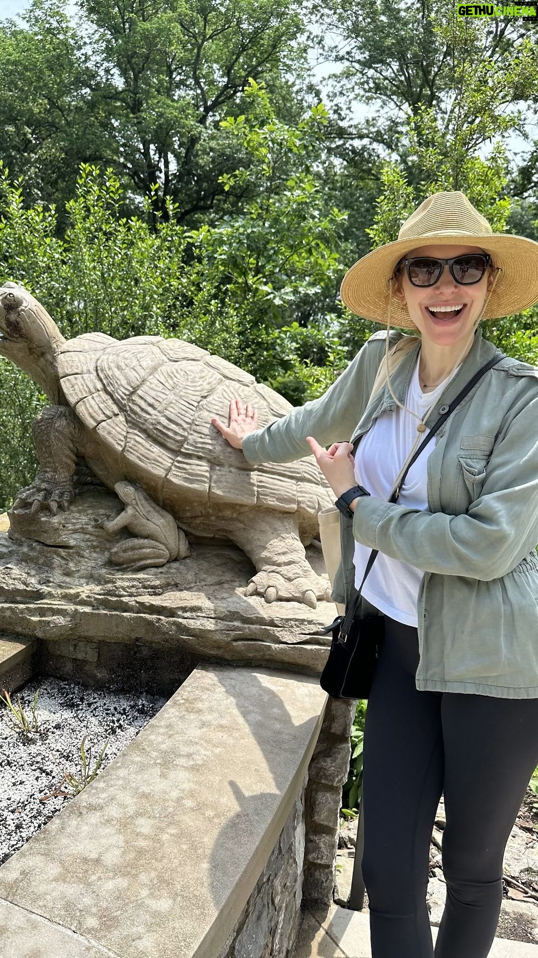 Laura Prepon Instagram - Sunday Funday with the fam! Botanical gardens & a BBQ. 😋What do you like to do with fam and friends to connect over the summer?☀️