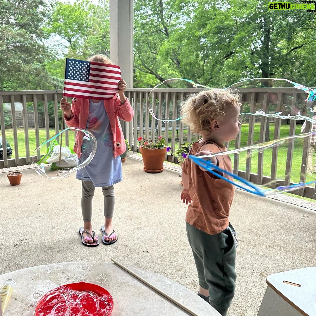 Laura Prepon Instagram - Happy 4th from my family to yours! 🇺🇸