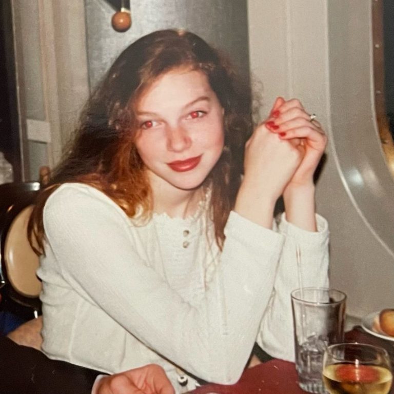 Laura Prepon Instagram - When your hair, lipstick, nails, and eyes match.😳😆 #throwback #tbt