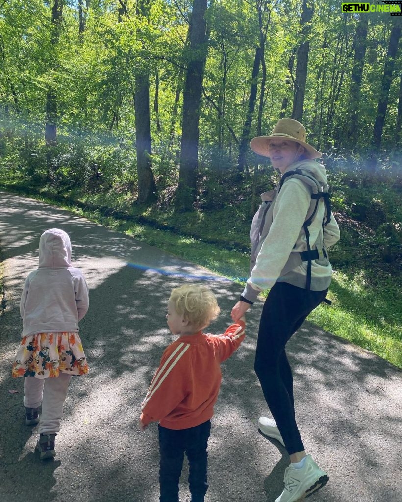 Laura Prepon Instagram - Early morning hike with the kiddos! How do you and yours stay active together?💓💪🏻💫