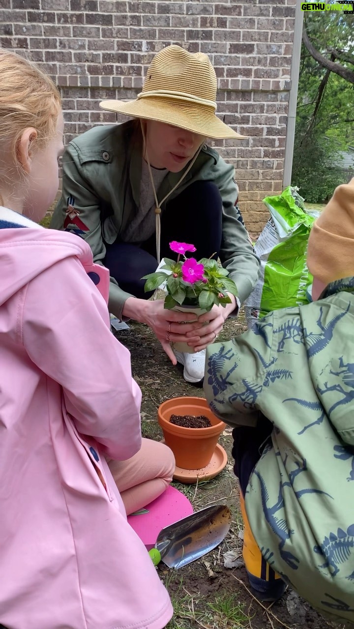 Laura Prepon Instagram - Sharing some gardening tips with the kiddos.🪴 Hopefully these do better than the house plants. 😳🤞🏻