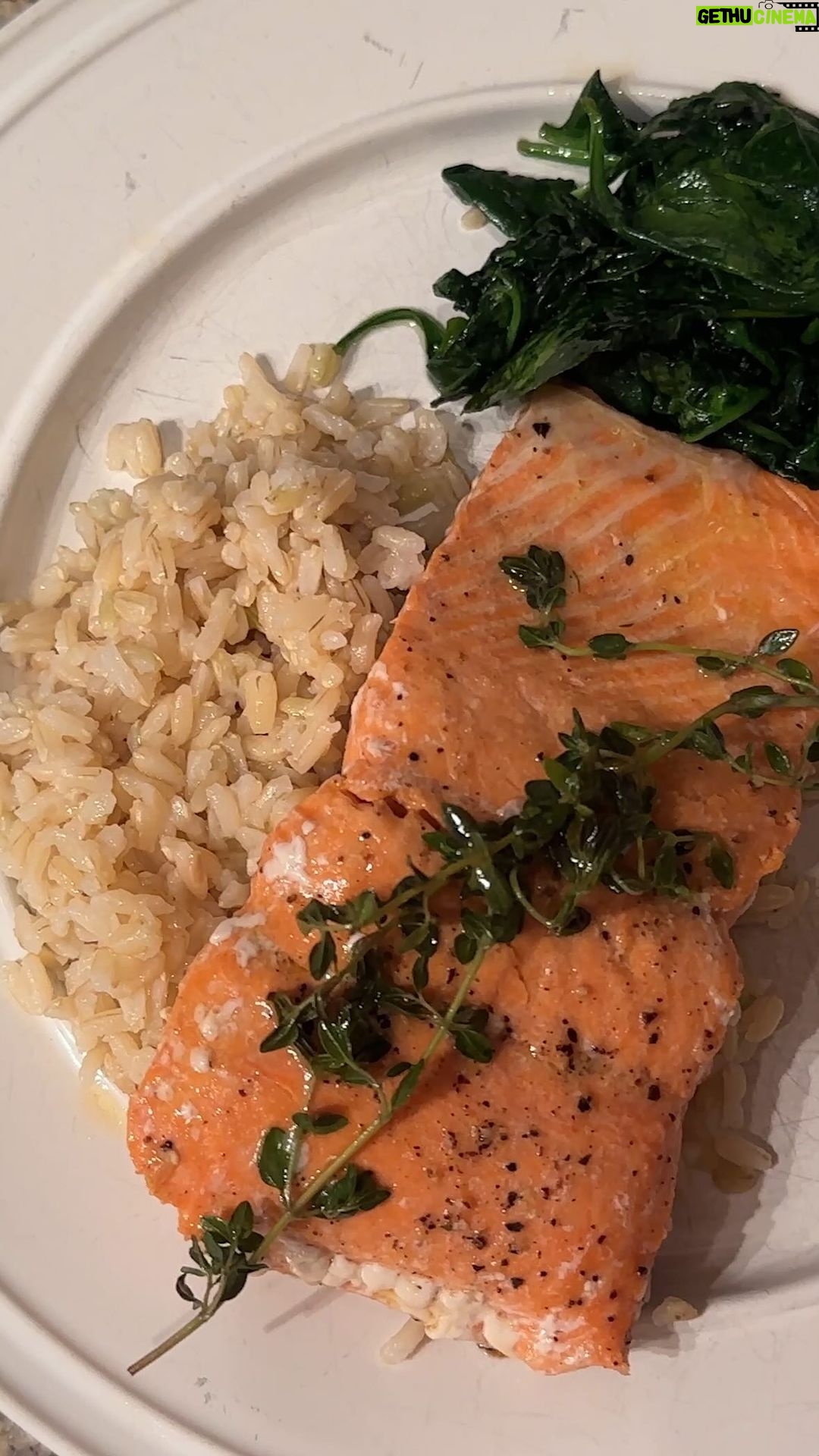 Laura Prepon Instagram - This week, #GetYourPrepOn with me as I make a healthy, quick salmon dinner for my family โ easy to make and easy clean up? Yes, please!๐๐ปโโ๏ธ #PrepOn (Still need those ginger emojis!!๐งก)