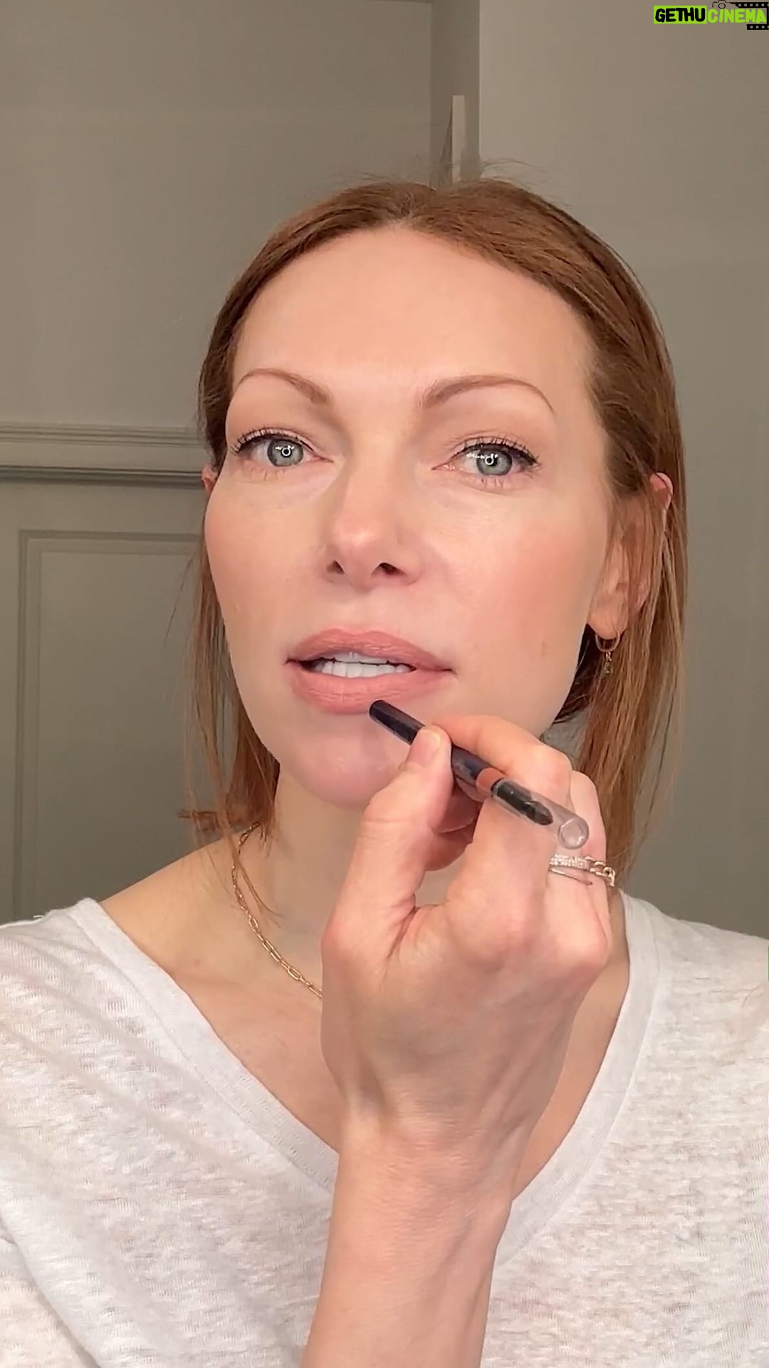 Laura Prepon Instagram - This week, #GetYourPrepOn with me as I #PrepOn for a dinner out. (Part 1) Love sharing tips & tricks I’ve learned over the years! 💁🏻♀️💄#GRWM