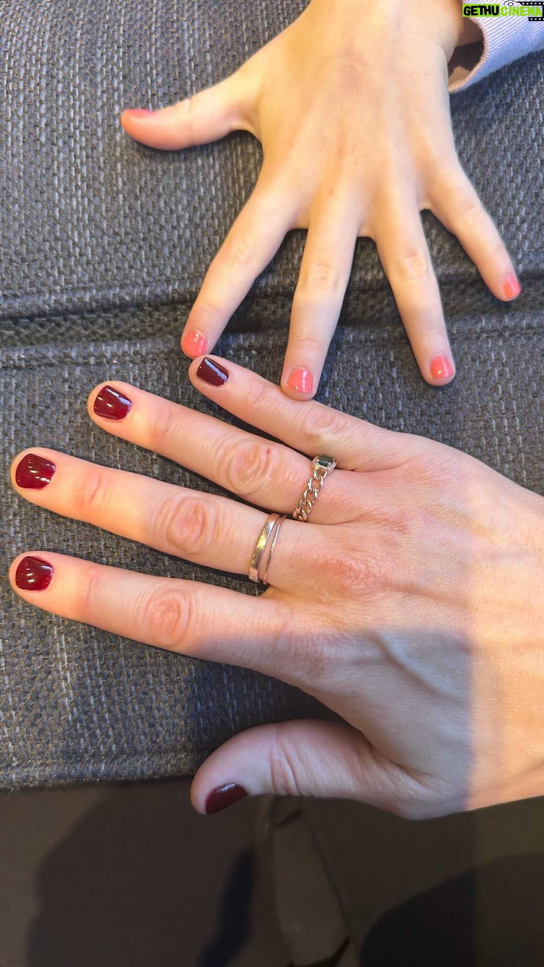 Laura Prepon Instagram - First mani-pedi for my little lady! 🥰💅 🥲